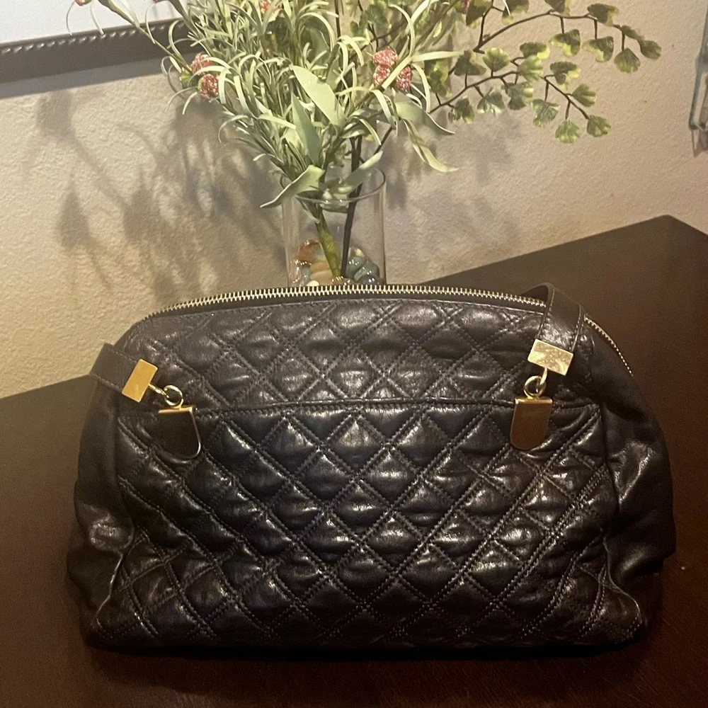 Marc Jacobs quilted black leather handbag in great condition. Gold hardware. - Picture 2 of 14